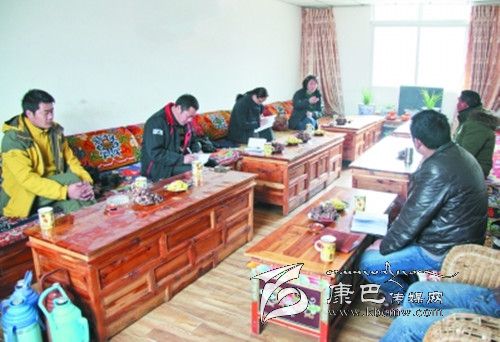 甘孜日報社扎實(shí)開展教育實(shí)踐活動掠影