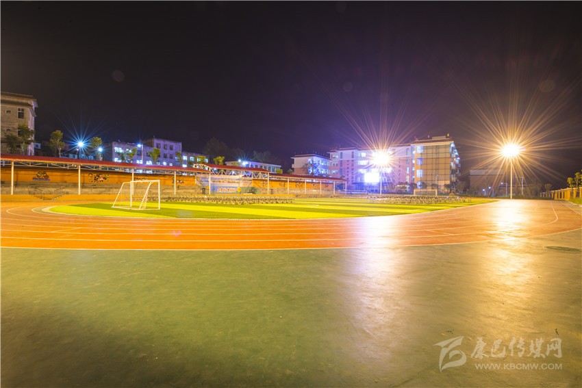 九龍灣壩寄宿制學校“變臉記”