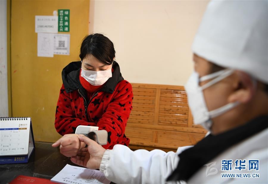 （抓好經(jīng)濟發(fā)展 應對復雜局面·圖文互動）（1）2500萬農(nóng)民工如何安全返崗？——農(nóng)民工大省四川復工觀察