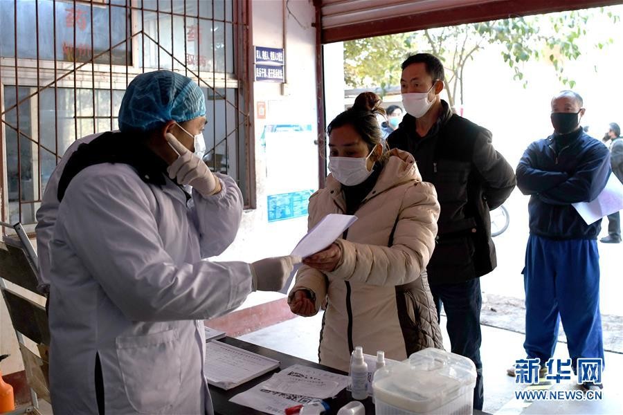 （抓好經(jīng)濟發(fā)展 應對復雜局面·圖文互動）（3）2500萬農(nóng)民工如何安全返崗？——農(nóng)民工大省四川復工觀察