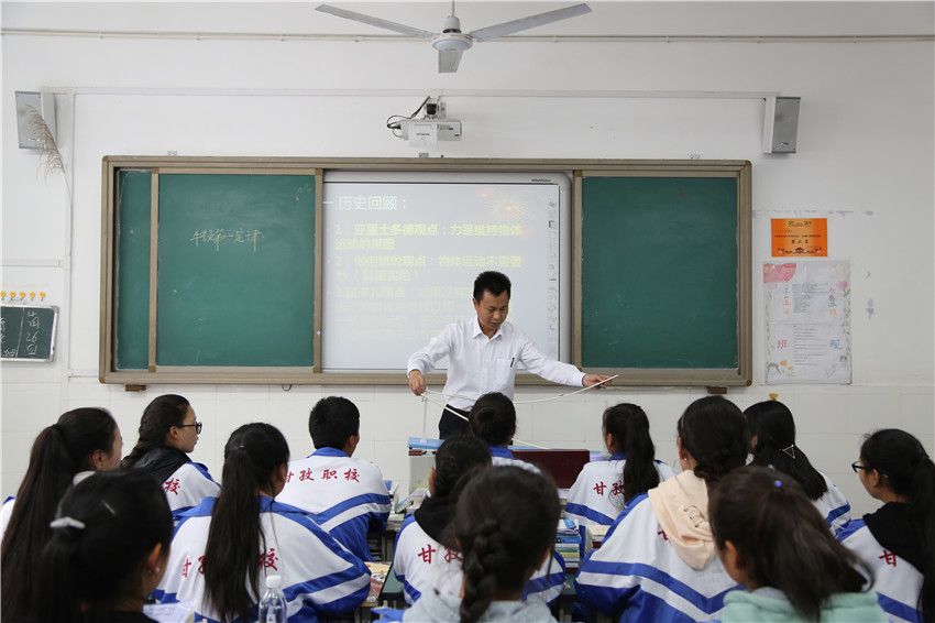 李軍給學(xué)生.jpg 李軍給學(xué)生.jpg