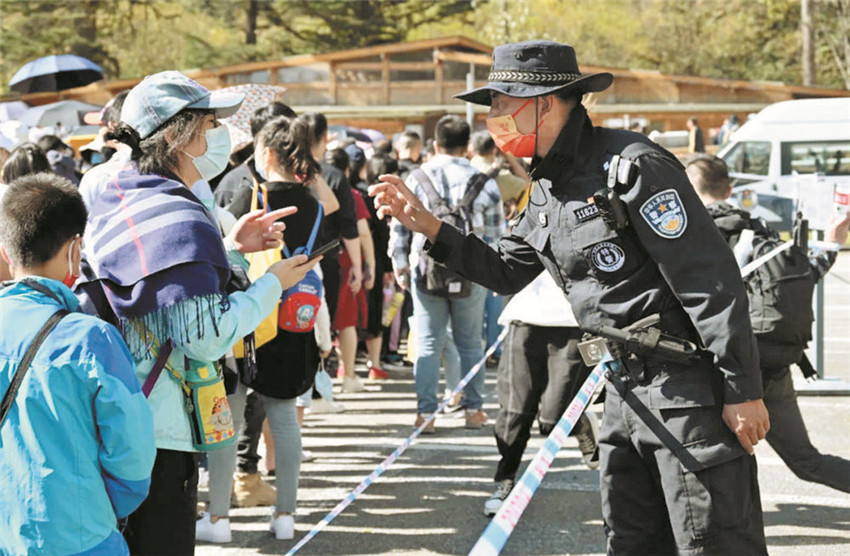 耐心為游客.jpg 耐心為游客.jpg