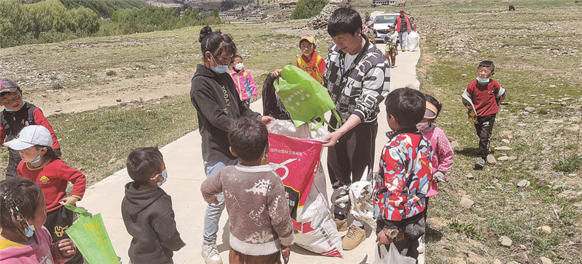 小手拉大手.jpg 小手拉大手.jpg