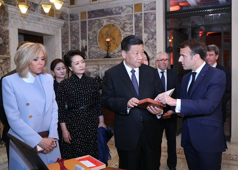 2019年3月24日，習近平在法國尼斯會見法國總統(tǒng)馬克龍。會見前，馬克龍向習近平贈送1688年法國出版的首部《論語導讀》法文版原著。