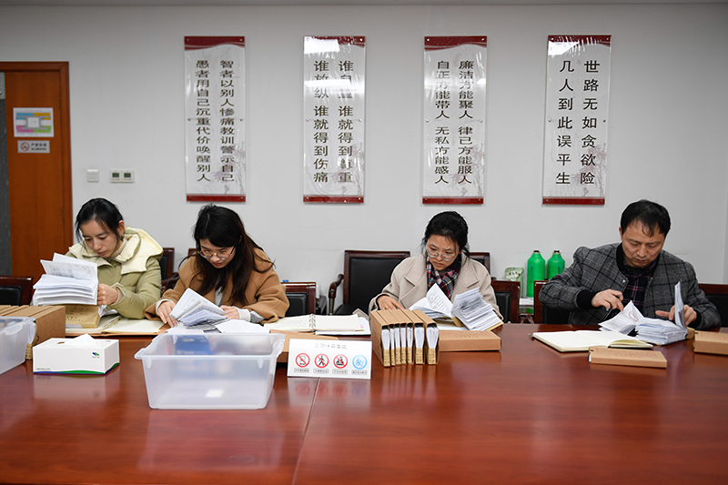 2020年1月8日，浙江寧波市北侖區(qū)紀委工作人員在檢查北侖區(qū)大數(shù)據(jù)發(fā)展管理中心2019年的公款消費票據(jù)，查找是否存在違規(guī)問題。