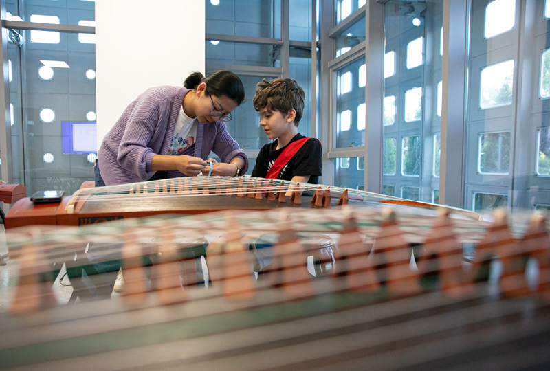 4月29日，在塞爾維亞貝爾格萊德中國(guó)文化中心，古箏指導(dǎo)老師王宣（左）在教學(xué)。新華社記者 李京 攝