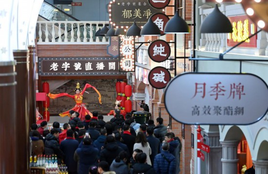 顧客在天津老字號集合店內(nèi)觀看演出。新華社記者 趙子碩 攝