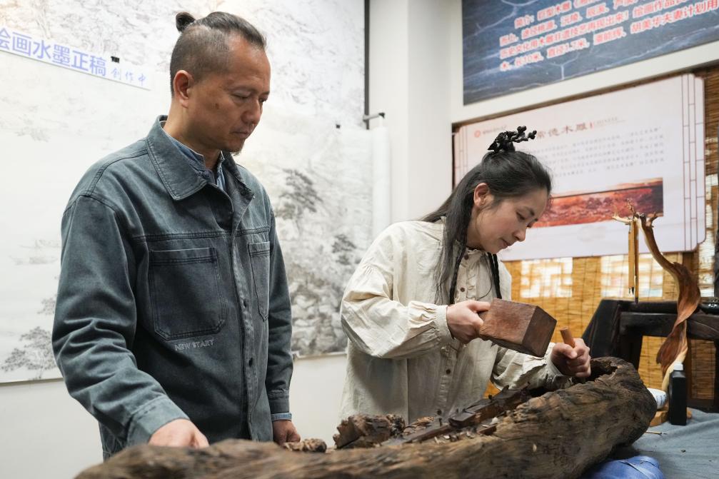 潘能輝和妻子胡美華在湖南常德河街展示木雕。新華社記者 薛宇舸 攝