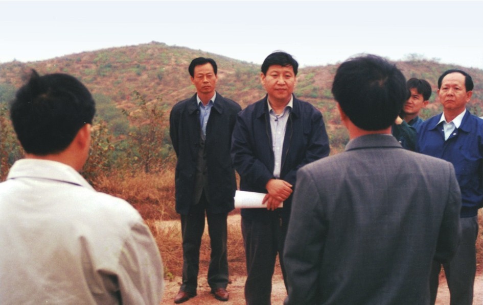 1999年11月，習近平在龍巖市長汀縣河田水土流失治理區(qū)調研。圖源：《習近平在福建（下）》