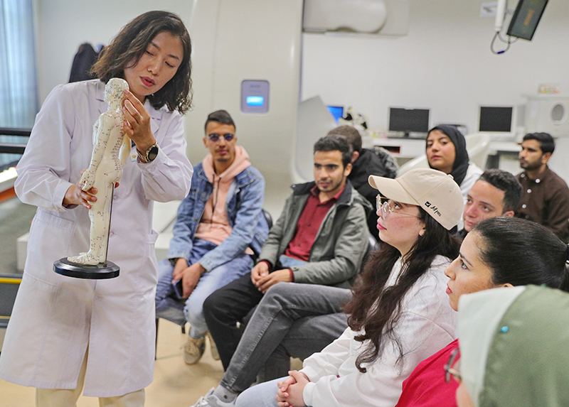 2023年4月19日，河北省秦皇島市中醫(yī)醫(yī)院醫(yī)務(wù)工作者為燕山大學外國留學生講解中醫(yī)經(jīng)絡(luò)知識。