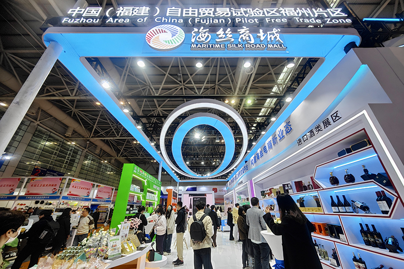 2024年3月18日，第四屆中國跨境電商交易會在福建福州開幕。展會聚焦“鏈接跨境全流域 共建電商新生態(tài)”，集聚全國80余個外貿(mào)產(chǎn)業(yè)帶的上千家供應(yīng)鏈企業(yè)。