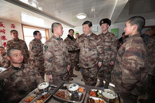 2014年1月26日中午，習(xí)近平來到連隊(duì)食堂，同戰(zhàn)士們一起用餐。新華社記者 李剛 攝