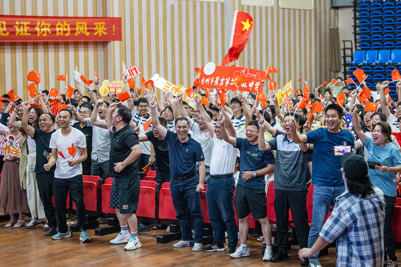 北京時間7月27日，2024年巴黎奧運(yùn)會首個比賽日，在射擊10米氣步槍混合團(tuán)體比賽中，中國選手黃雨婷/盛李豪獲得金牌。圖為黃雨婷的母校師生們通過收看奧運(yùn)直播的方式為她加油助威。