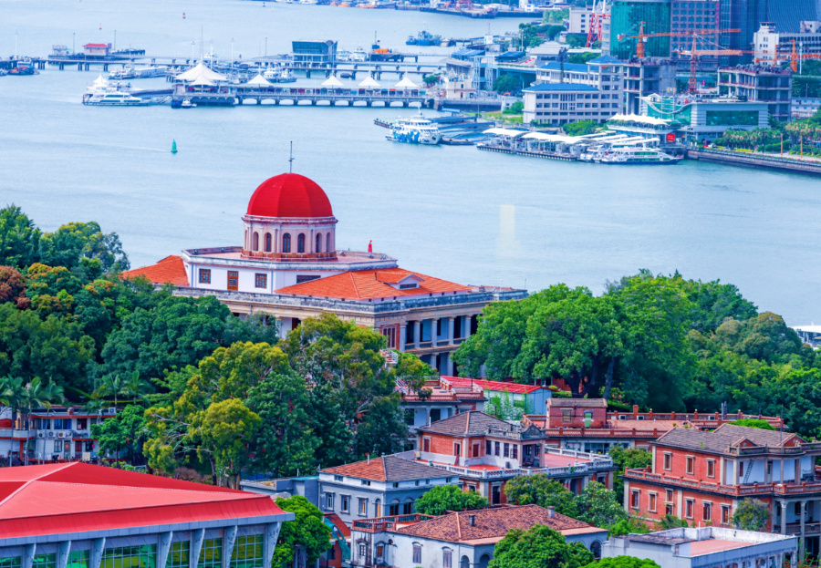 鼓浪嶼素有“萬(wàn)國(guó)建筑博物館”的美譽(yù)，八卦樓作為全國(guó)重點(diǎn)文物保護(hù)單位，是鼓浪嶼世界文化遺產(chǎn)核心要素之一。楊勁堅(jiān) 攝