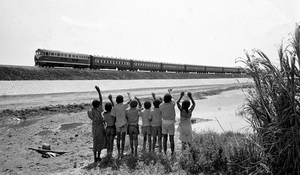 贊比亞魯西瓦西湖畔的少年兒童歡迎坦贊鐵路的列車通到他們的家鄉(xiāng)（1976年攝）。